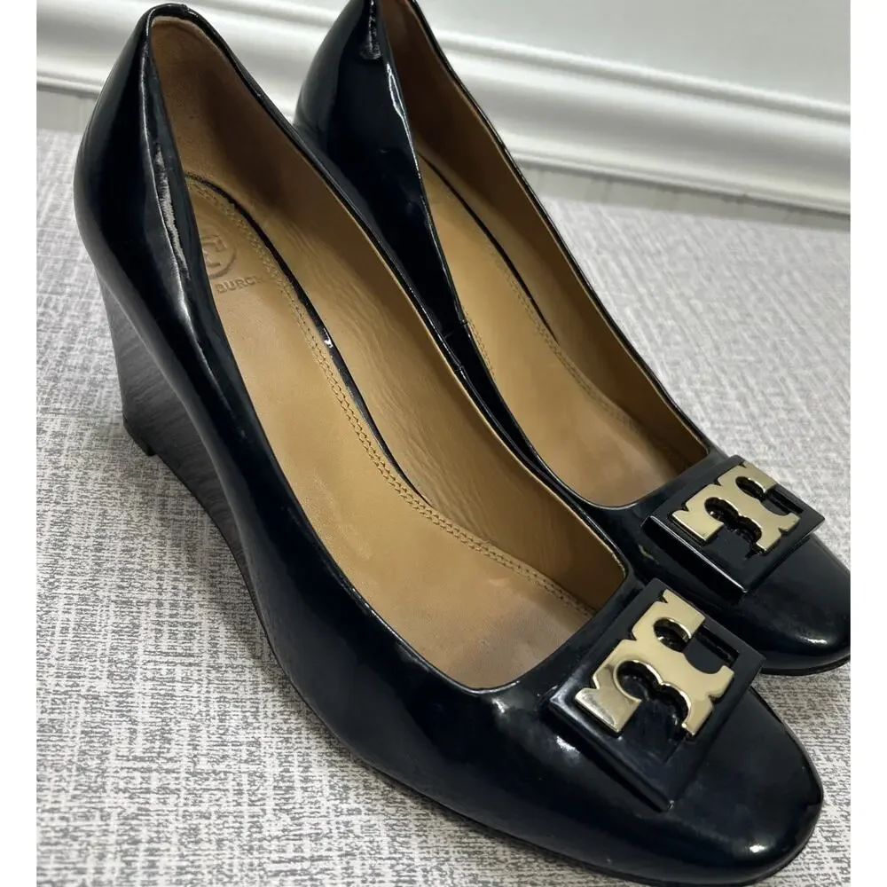 Tory Burch Gigi Black Patent Leather Classic Pumps Wedge Shoe 8.5 Gold T Logo